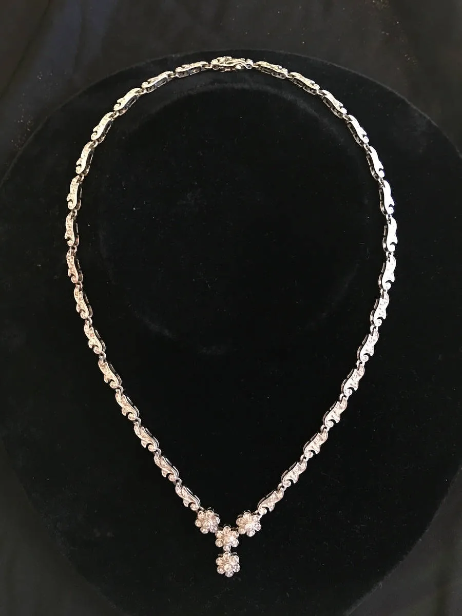 17" White Gold and Diamond Flower Motif Necklace