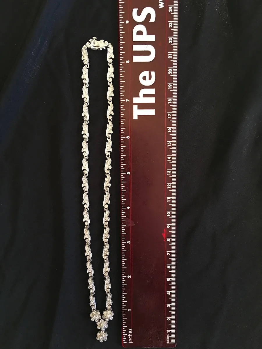 17" White Gold and Diamond Flower Motif Necklace
