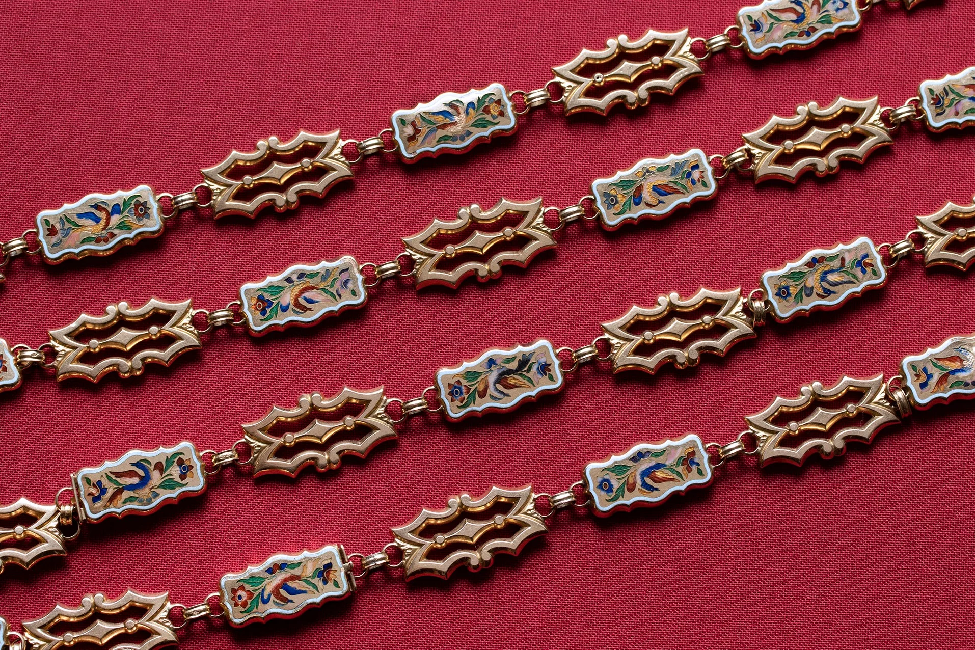 C.1830. 'Birds of Paradise' Enamel Sautoir Chain