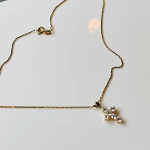 Diamond prong pendant cross